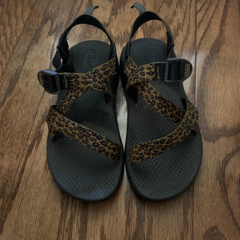 women’s chacos size 5 cheetah print